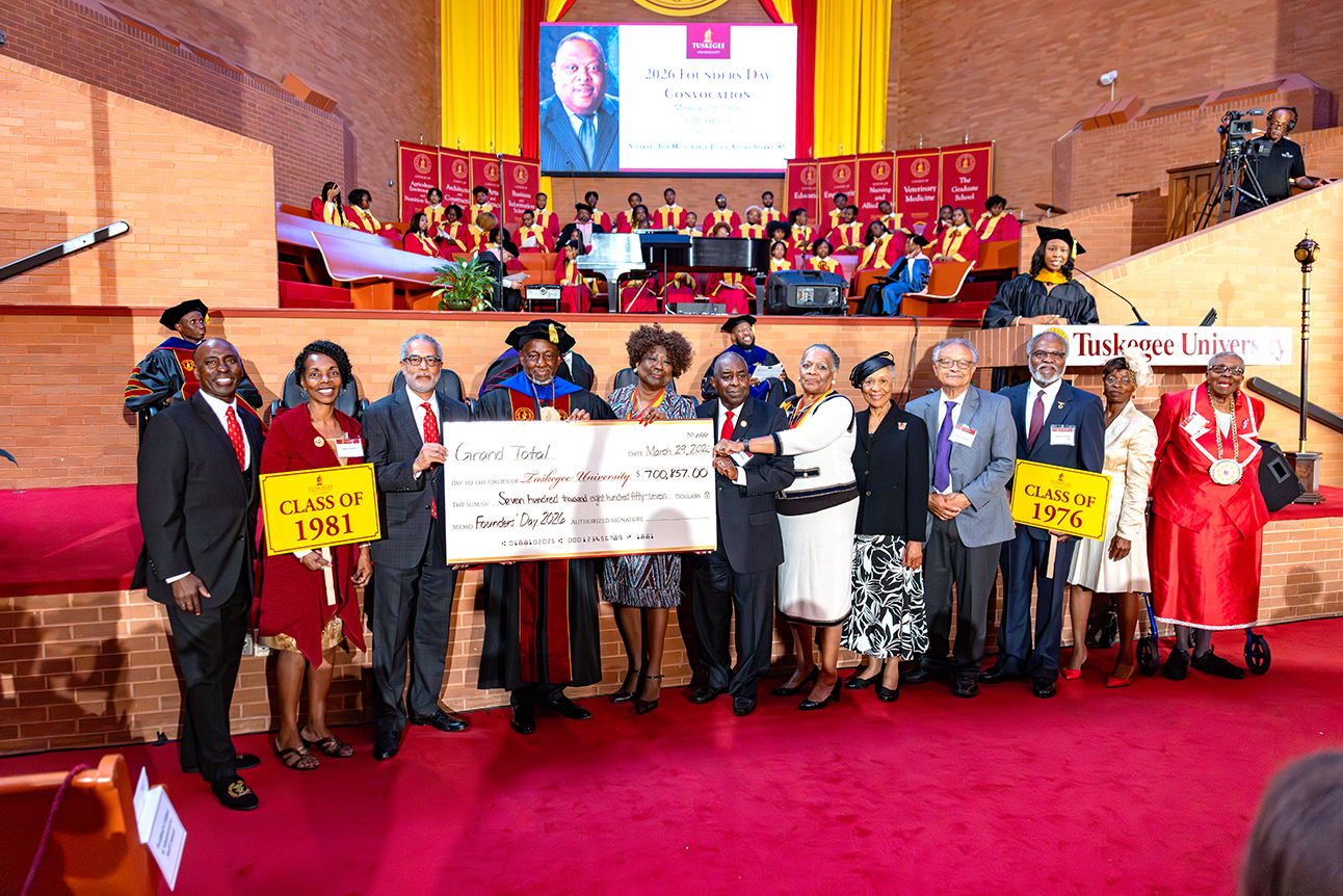 Reunion classes make check presentation